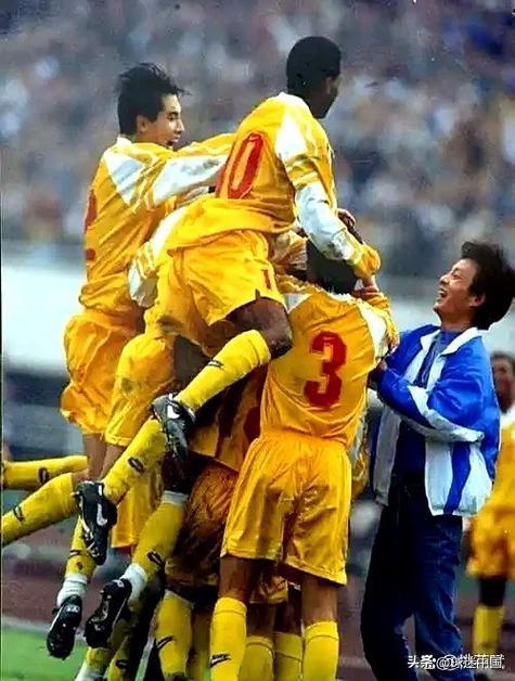1999年3月，成都双流机场迎来一位特殊乘客——沙特国家队队长福阿德·阿明。这位