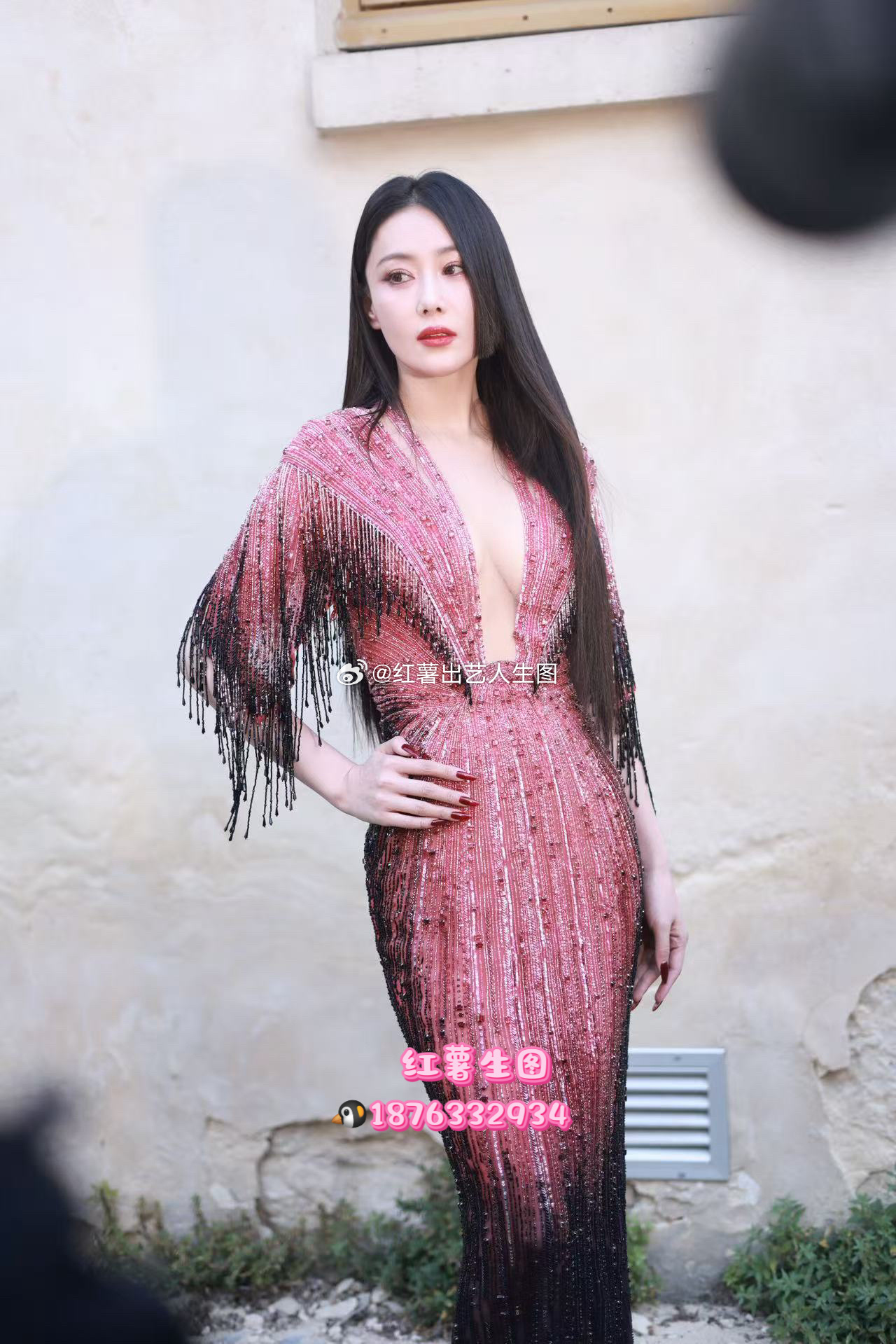张馨予时装周造型来袭 性感女神 