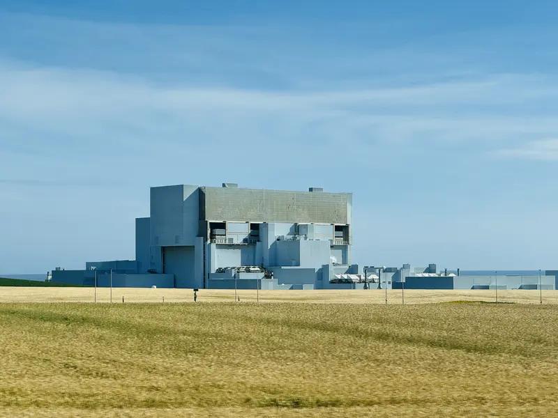 中英双边关系面临着不少挑战。外部干预是一大因素，英美“特殊关系”影响英国对华政策