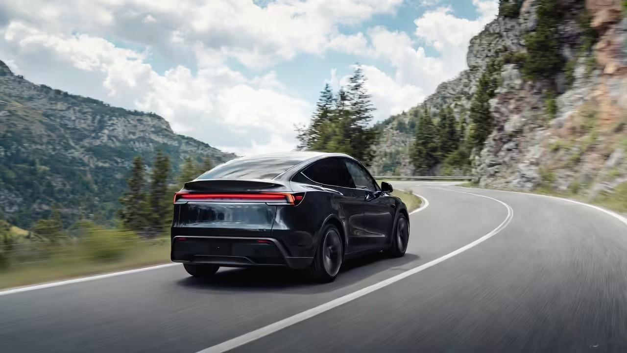 特斯拉Model Y又双叒叕是全球销冠！
马斯克亲自官宣，这已经是Model Y