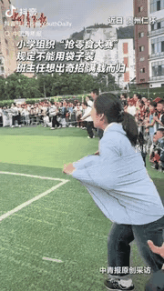 这位女老师火了！贵州，某小学组织抢零食大赛，活动中老师为学生抢零食后传递分享，这