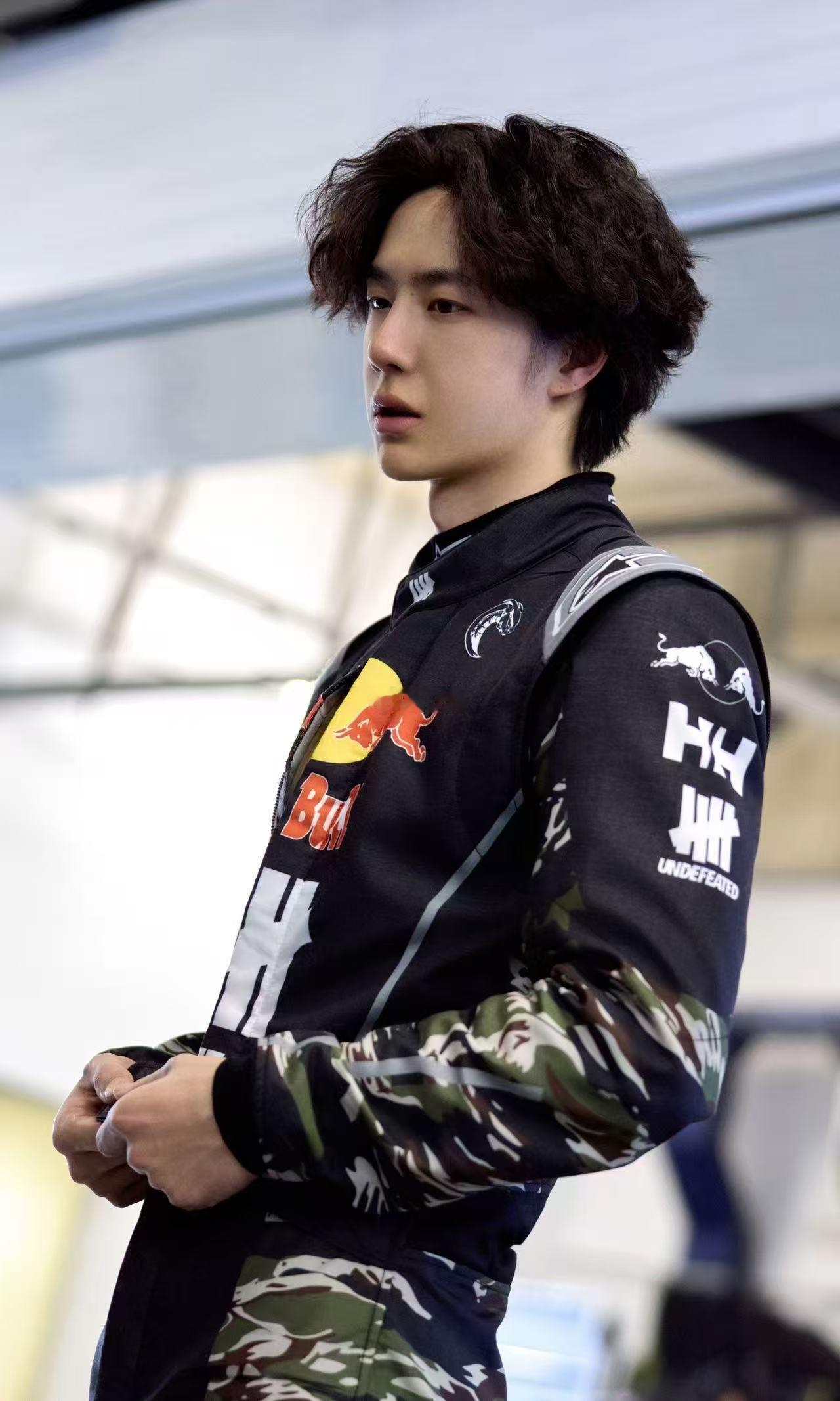 王一博酷盖挂小嗷王一博小嗷俩酷盖同框 王一博和小嗷这两个酷盖放在一起真的太养眼了