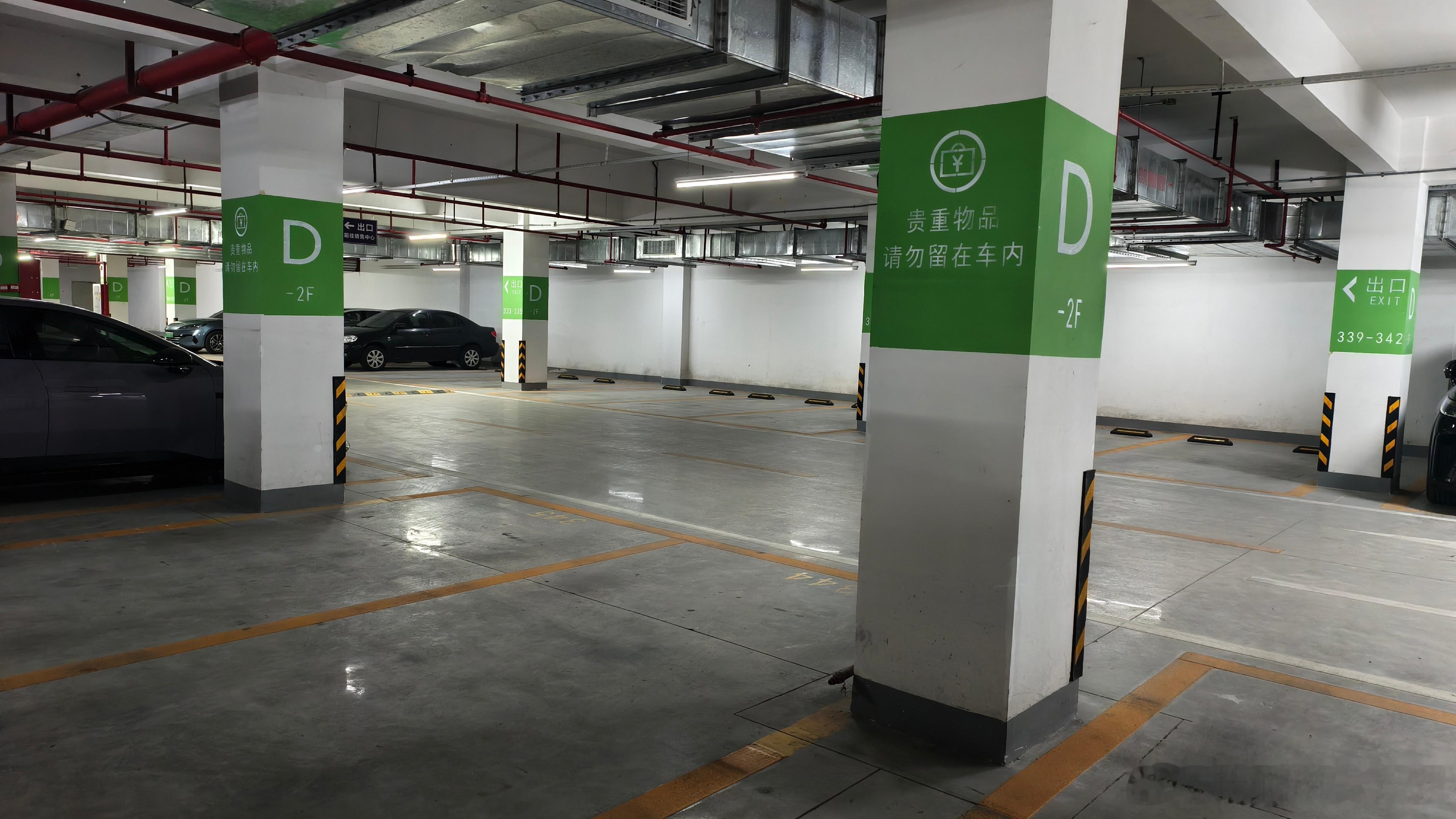 健身房楼上的写字楼应该有一家/多家公司搬走了，以前这个点来楼下车位可不是这样子的