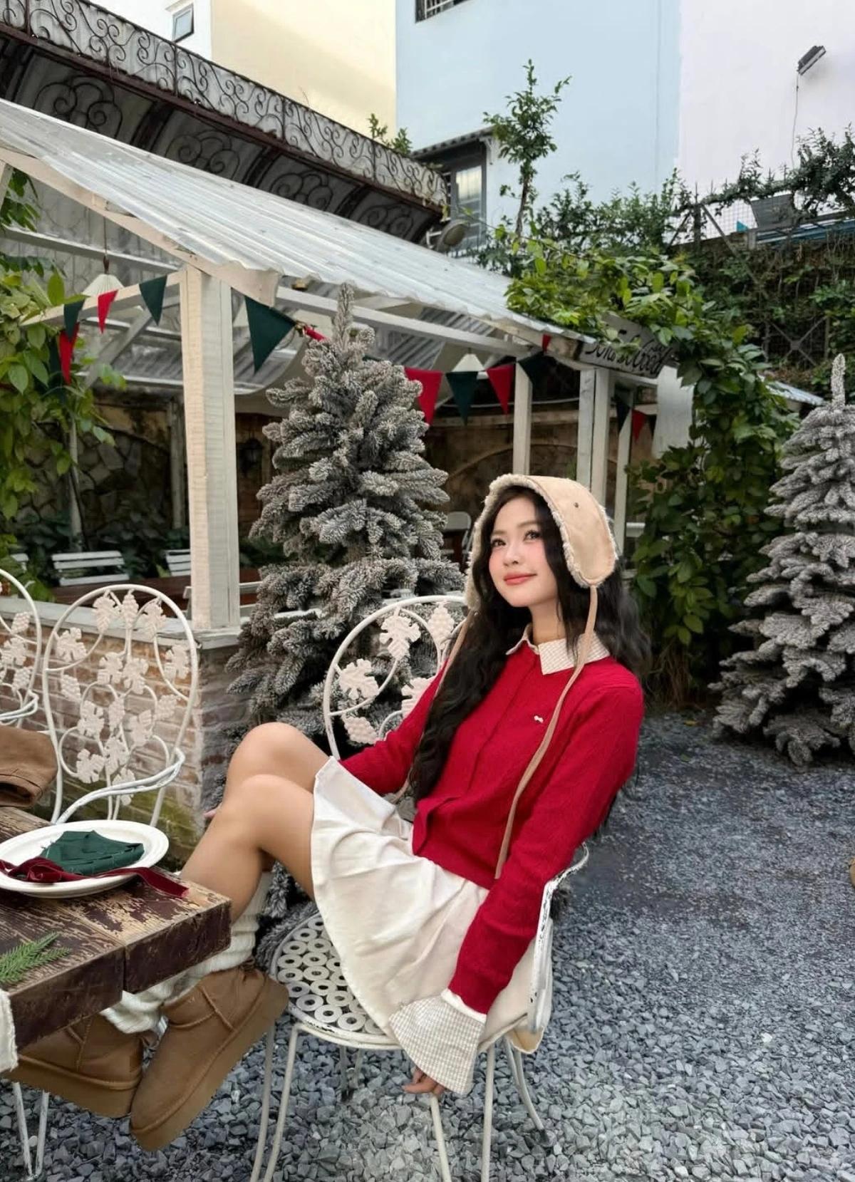 少女摄影|NO.0170期
甜妹领域全开
圣诞风户外随拍
人像摄影咋摆姿势,优雅