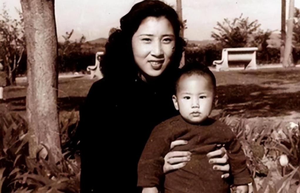 1960年初春，台北市一处宽敞的宴会厅内，热闹非凡。原国民党整编七十四师师长张灵