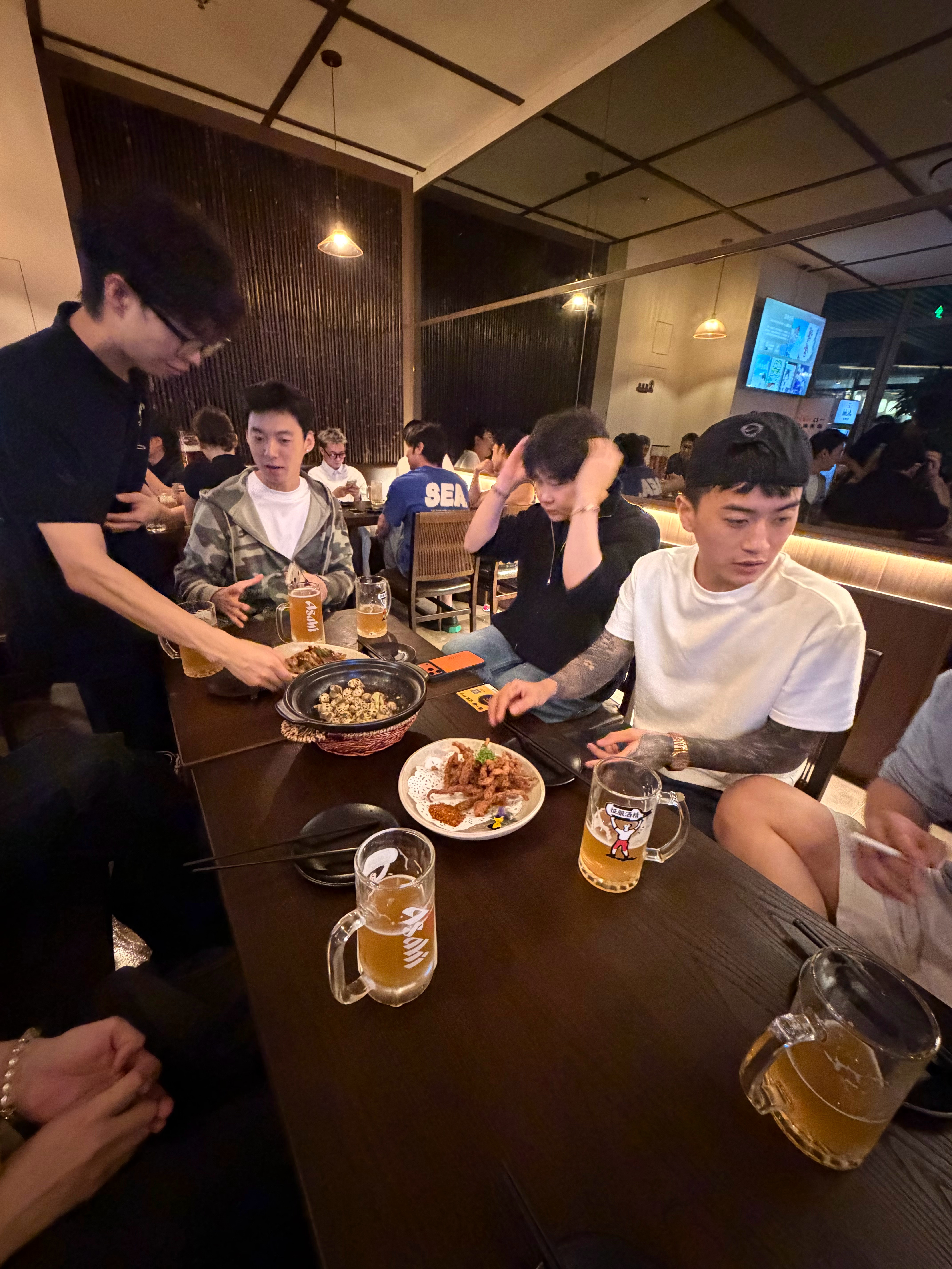 哈哈哈哈俺们来晚安 开的酒馆小酌一会 送了一桌子菜[捂嘴哭]好开心 ✌️ ​​​