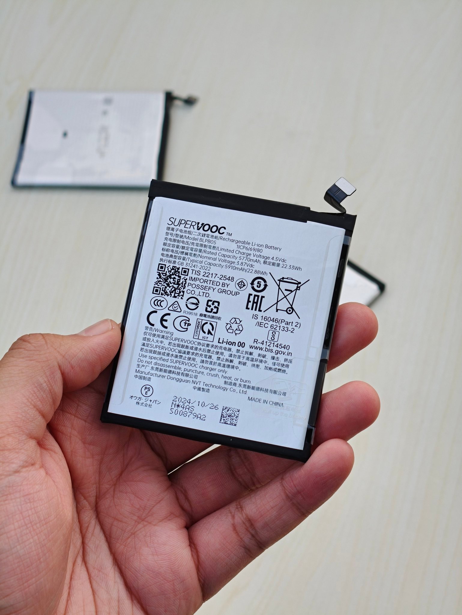 OPPO Find X8 和 Find X8 Pro 使用的硅碳电池又薄又小。（