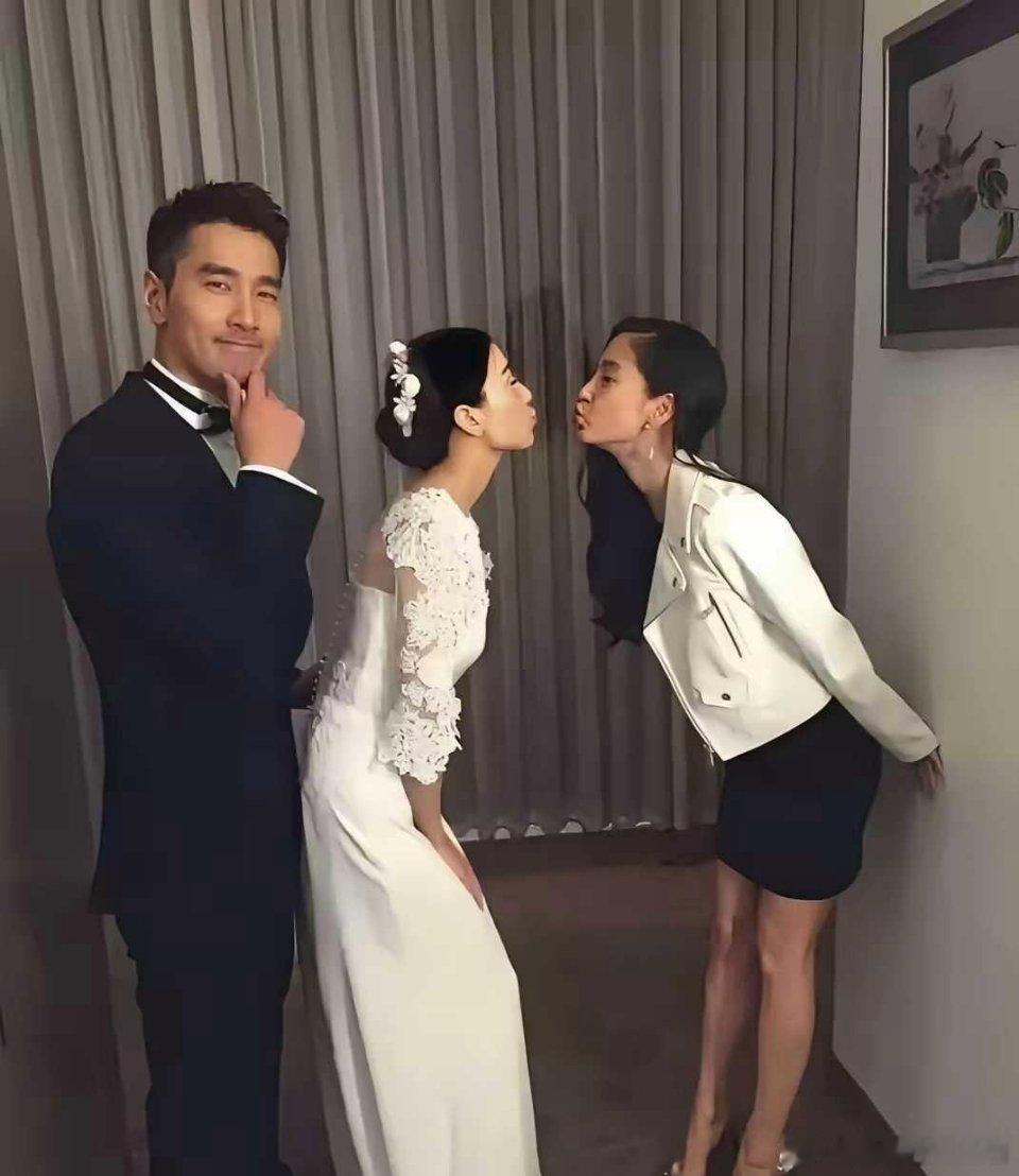 哇塞！杨颖跟高圆圆可是好闺蜜呢！高圆圆结婚的时候，杨颖在结婚照里跟新人各种互动，