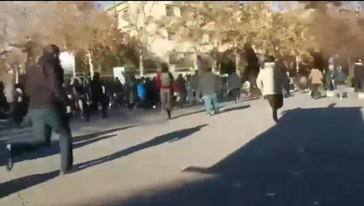 在德黑兰大学，学生们正在追赶政府派出来的管制人员，并将他们赶出校园。 这场由大巴