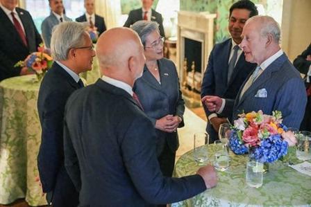 现在美国的顶尖华人就是黄仁勋、苏姿丰等，不超过十个。只要特朗普想“斩杀”黄仁勋，