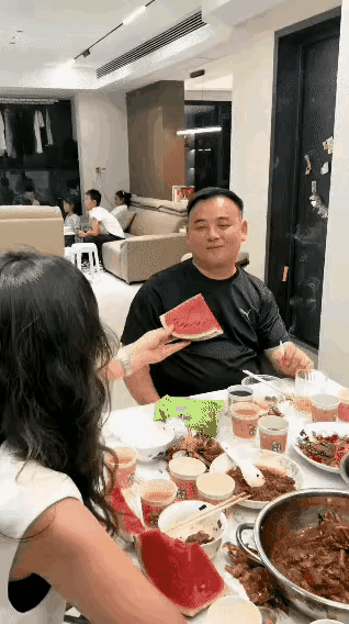 吃醋不只是女人，其是男人的醋意一点不好女人差，只是男人表面大度，善于隐藏吧了。