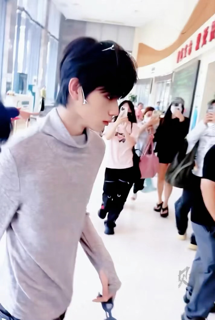 王橹杰医院路透捕捉到医院转场的王橹杰，简约灰色紧身衣穿出利落气场，少年感与英气并