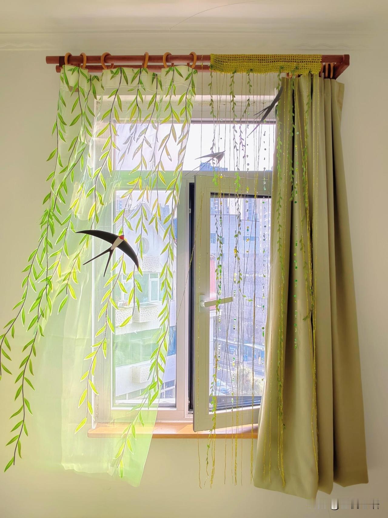 窗景不好真的不用愁，咱自己就能造春色！
把春天挂在窗边，一帘绿意太治愈了。
风一