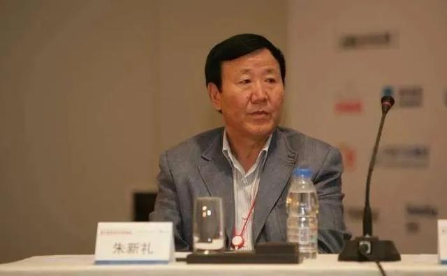 1992年，时任山东沂源县外经委副主任的朱新礼，为解果农“丰产不丰收”之困，辞去