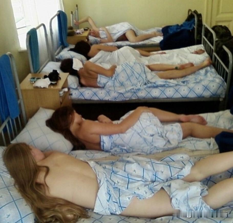 晒图笔记大赛俄罗斯九十年代大城市的宿舍，往往是非主流市井生活的聚集地。彼时经济困