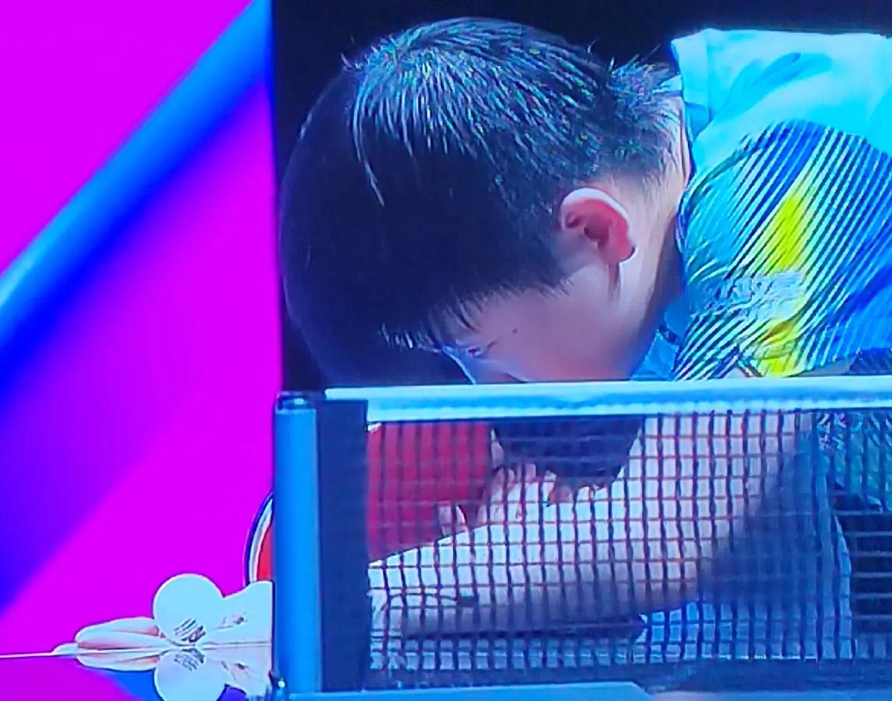 关键的第5局，双方都不敢怠慢，互拼到4-4后，孙颖莎技战术厚度显示出来，7-4，