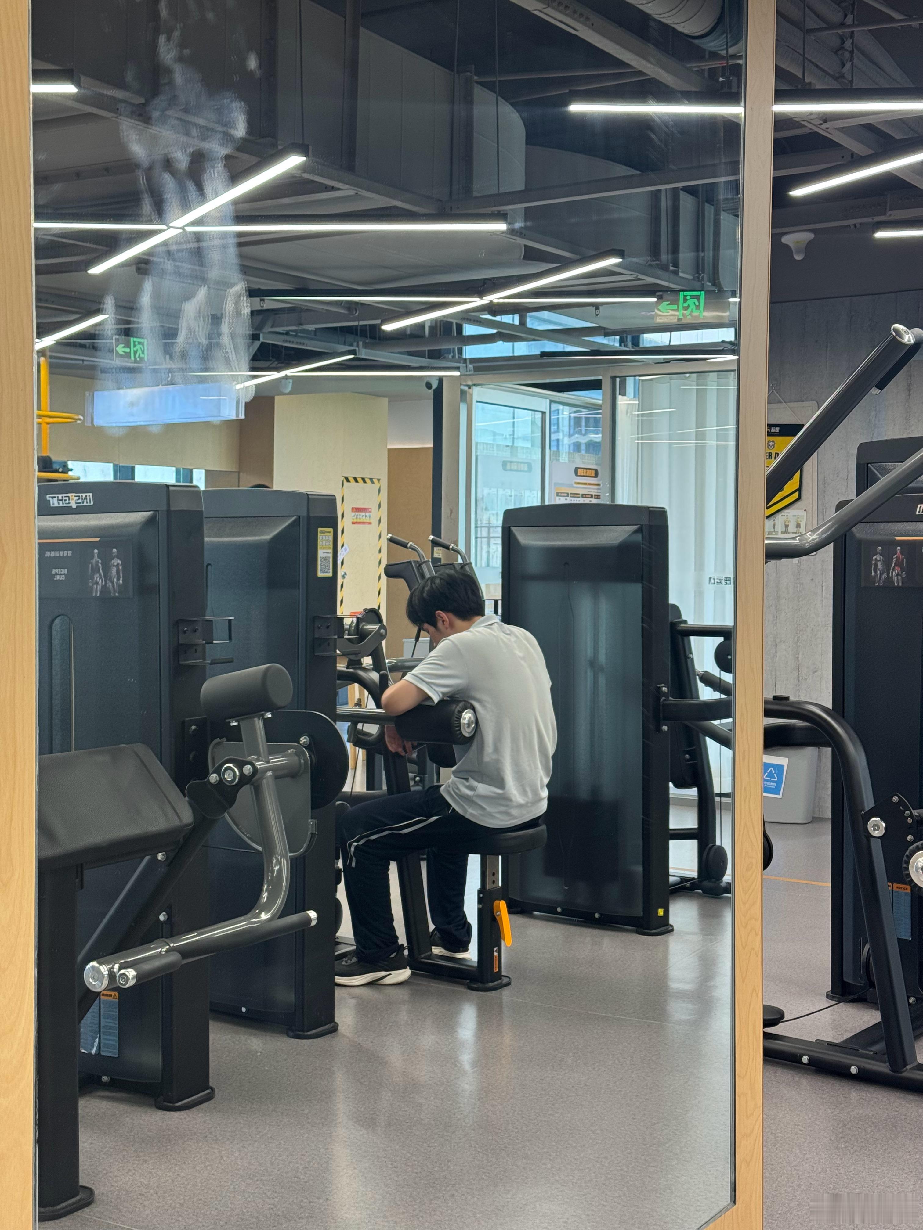 现在的同学真厉害啊，那么多作业的情况下，还能抽时间来健身房锻炼，看样子不会是初中