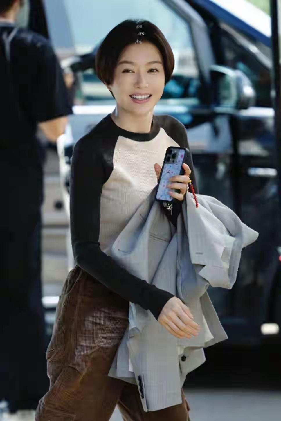 秦岚此次的短发真的很让人眼前一亮，她摒弃了以往的长发温柔风，选择露出耳畔的超短发