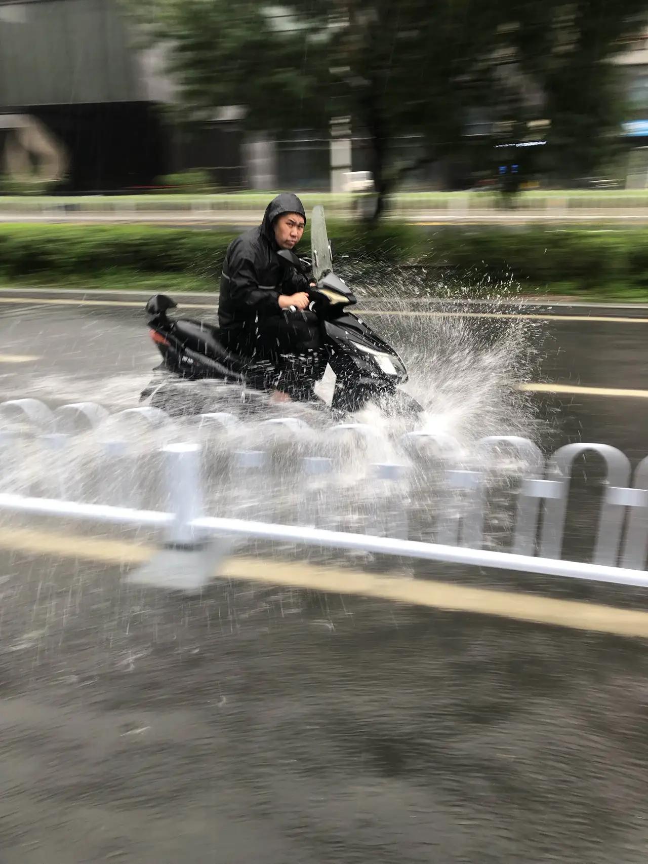 惊魂一幕！沈阳全城停课暴雨，市民蹚水险些掉入缺失下水井
 
2026年7月13日