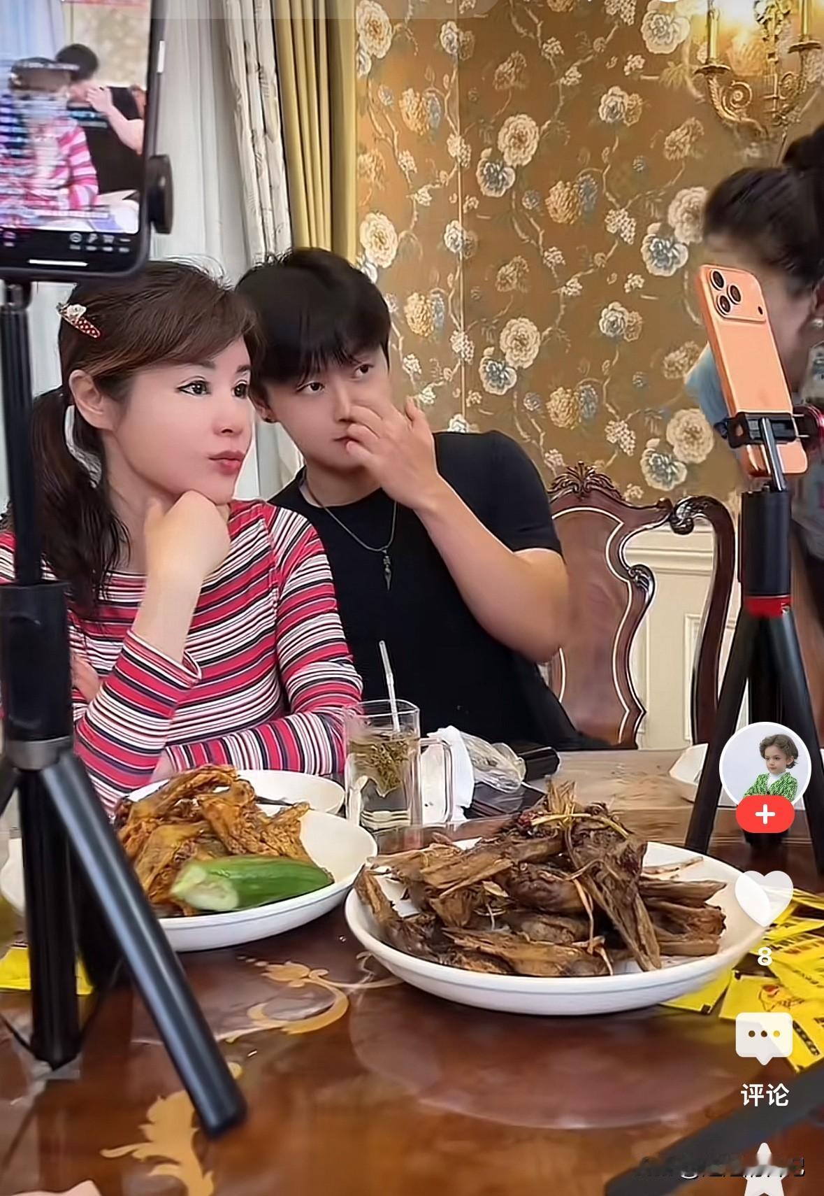 于文红跟儿子直播，一个劲儿的捏自己的脸，粉丝问她怎么回事，她说她刚做完脸，我就想