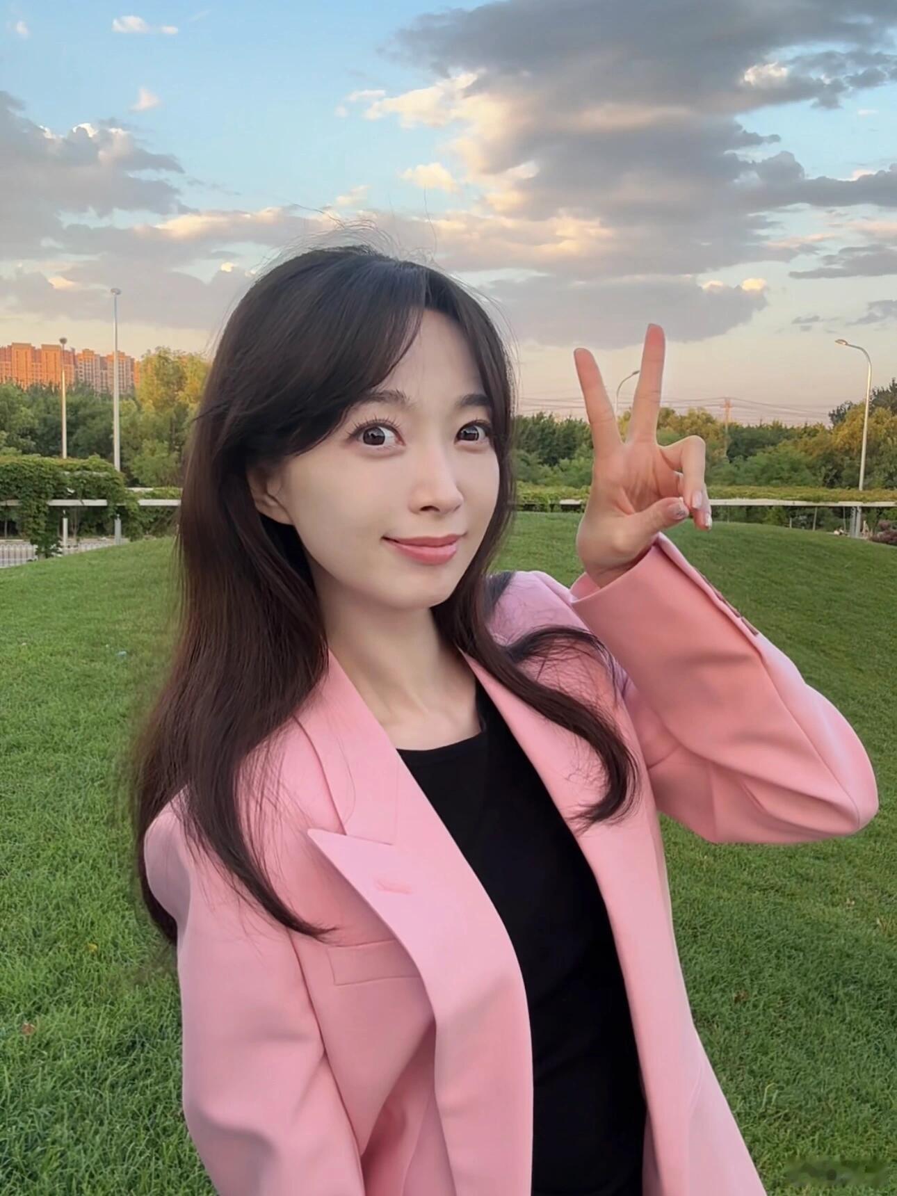 张扬 🌸 新华社记者，粉色西装ootd ​​​