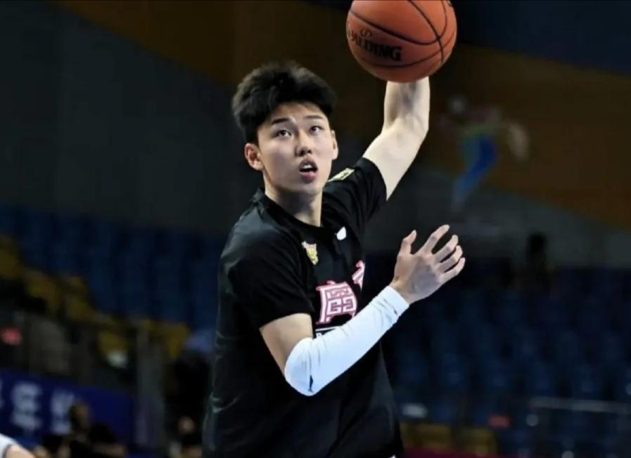 签约新经纪团队，李奕臻开启职业生涯新篇章
 
离开广东男篮之后，年轻锋线李奕臻迎