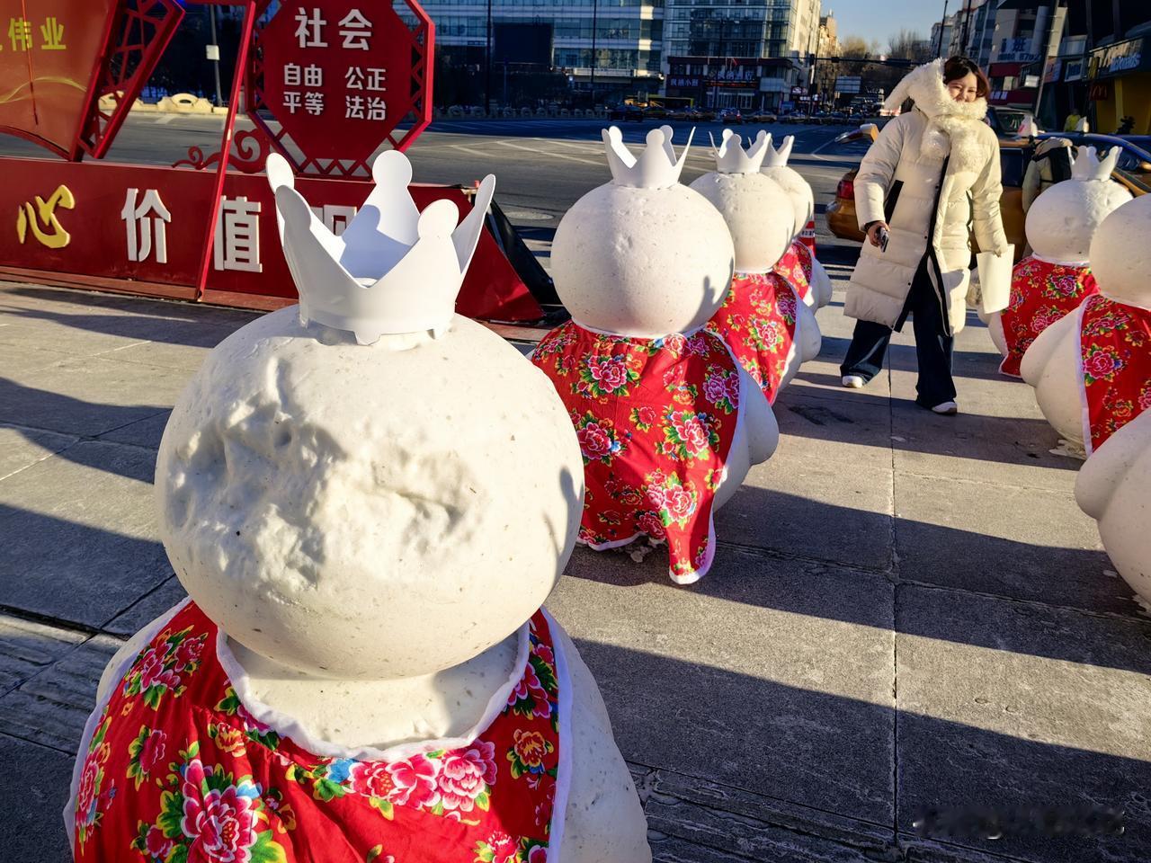 哈尔滨网红大雪人搬到“家门口”雪娃娃的后脑勺开瓢了