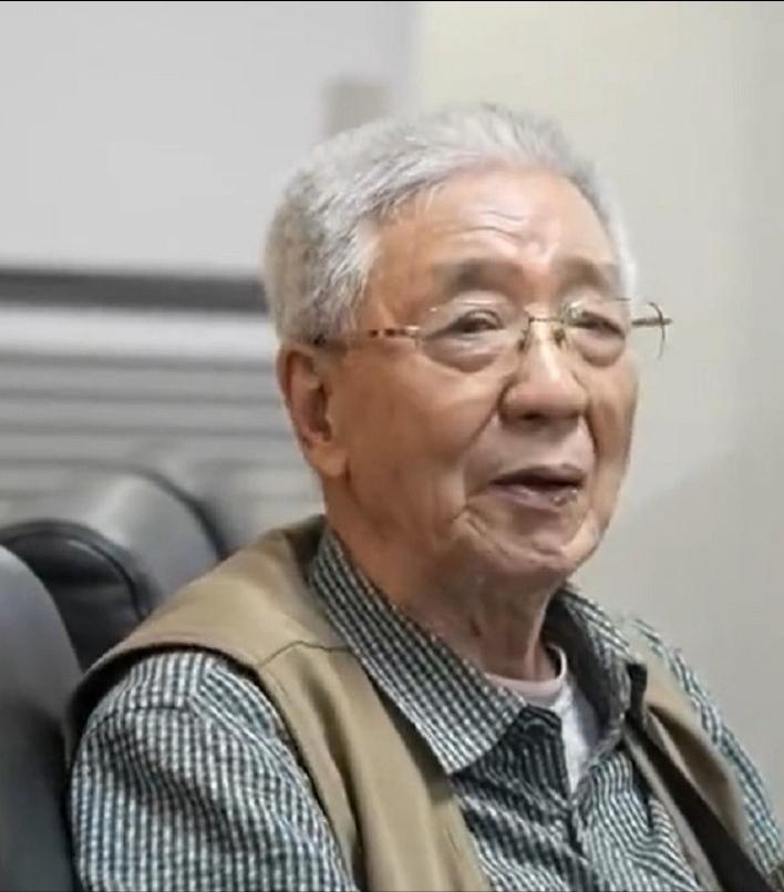 91岁海军老兵参观军舰，却因没有预约被安保人员拦下，情急之下，他拿出1953年的