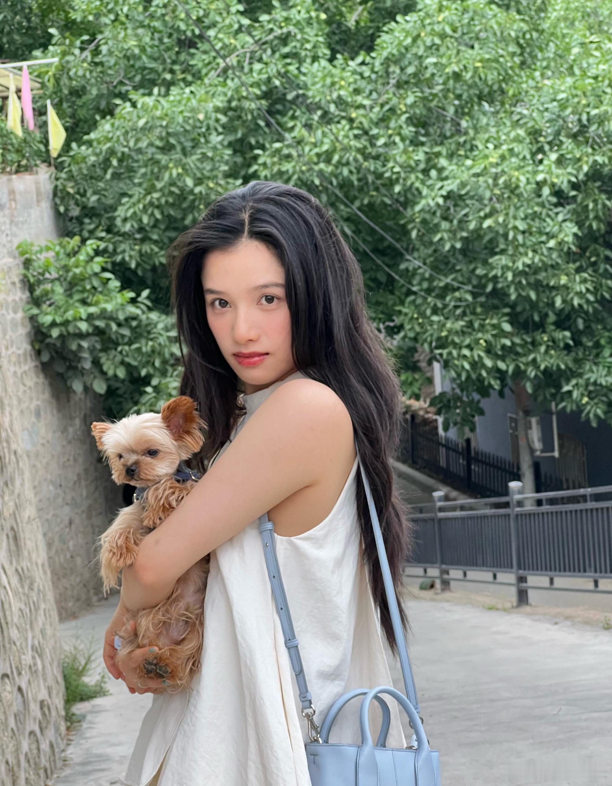 张婧仪今日份库存照营业🈺️，好久不见的散发仪，白色挂脖上衣气质甜美～ ​​​