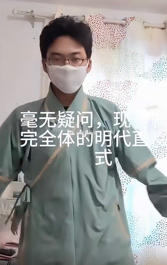 交领汉服冲锋衣这人太有才了，交领冲锋衣，真的不错的设计，看起来好看，又有汉服的内