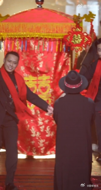 岳云鹏掀开轿门我人傻了岳云鹏花轿抬的是孙越 谁懂啊！刚刷到岳云鹏演唱会的花轿环节