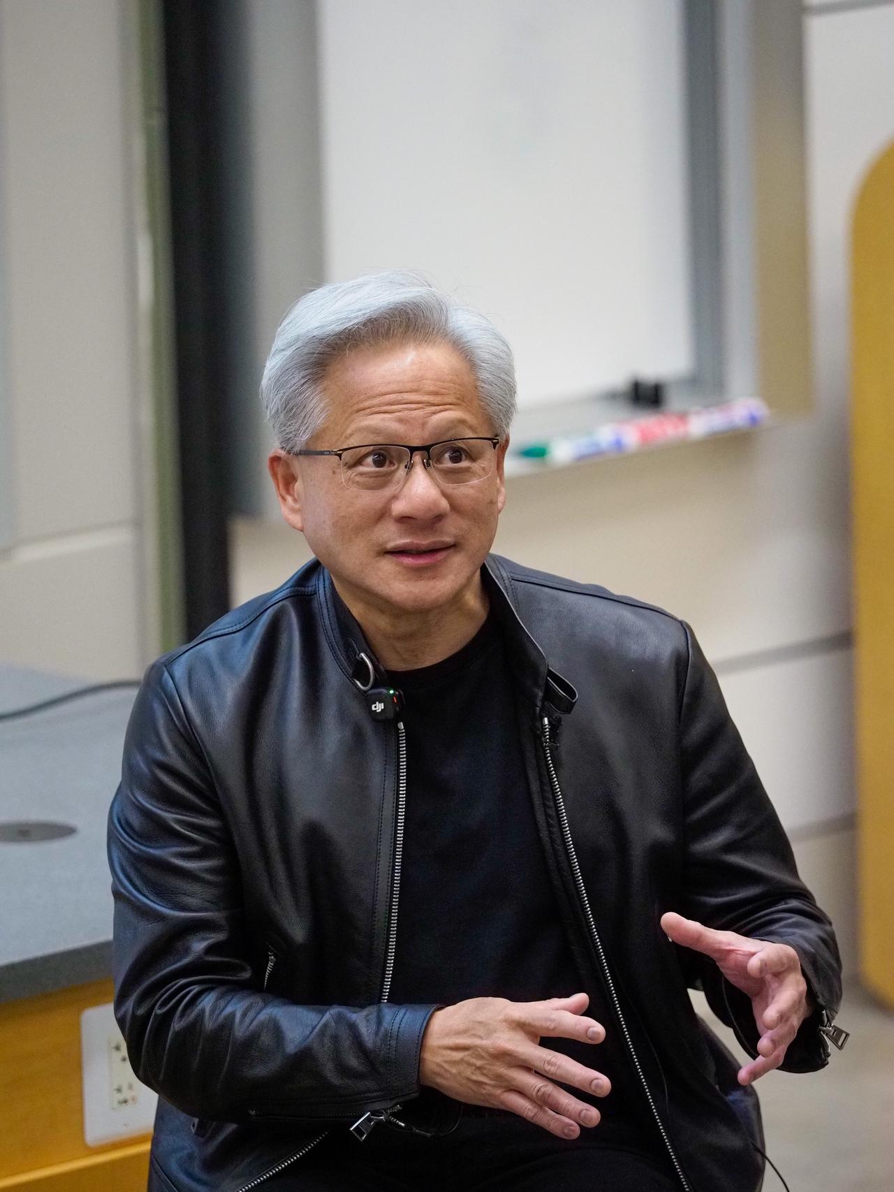 AI 太费电？英伟达用"光"来救：全球首款量产光交换机

AI 越火，数据中心越