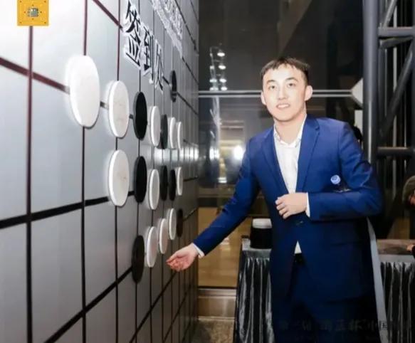 Al为师与楷工智能



97后的杨楷文九段本届大棋士赛上逆转力克卫冕冠军丁浩，
