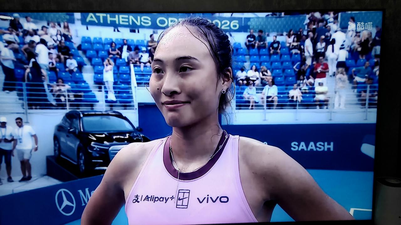 WTA250雅典站首轮，郑钦文2比0横扫6号种子马内罗，强势开门红。
     
