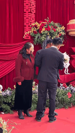 泪目了！近日河南封丘，在一场婚礼上，新郎突然把叔叔婶婶请到了舞台上，并亲手将他们