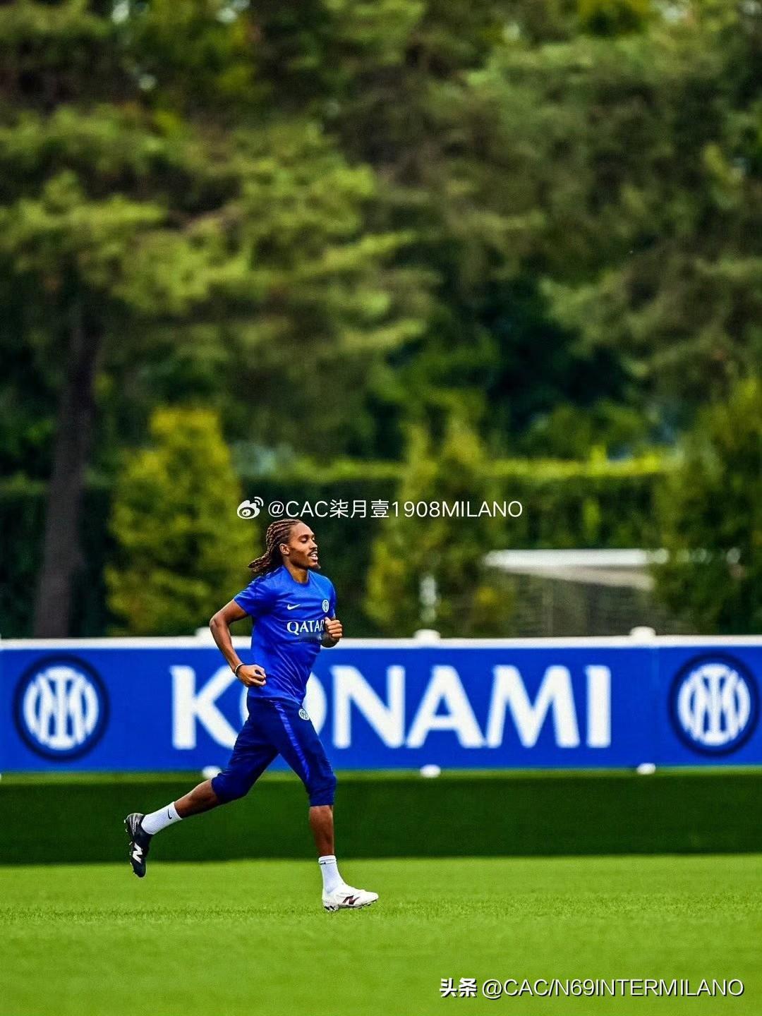📸 斯彭斯重返训练场 🖤💙🔥🕷️

这名英格兰球员仍在单独训练💪，
