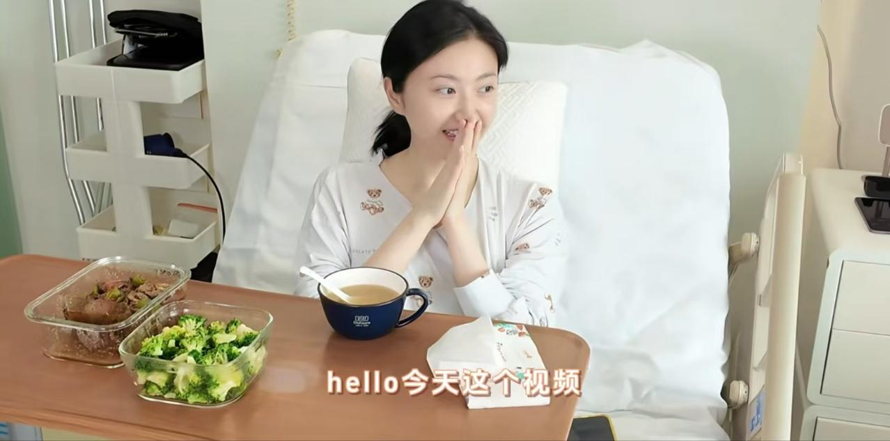 景甜病服素颜照曝光，清水出芙蓉，太美颜。
近日景甜做完手术，发视频给粉丝报平安，