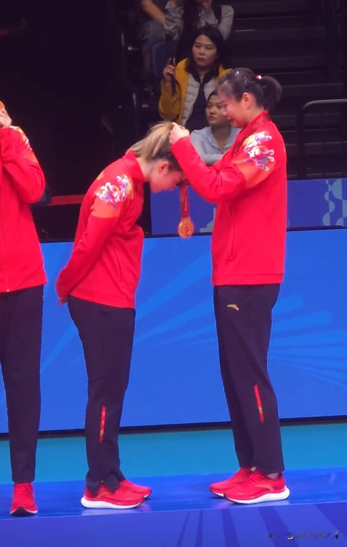 捕捉到两个调皮可爱的“捣蛋鬼”！江苏女排“父女”组合，现场表演爹爹给女儿颁发金牌