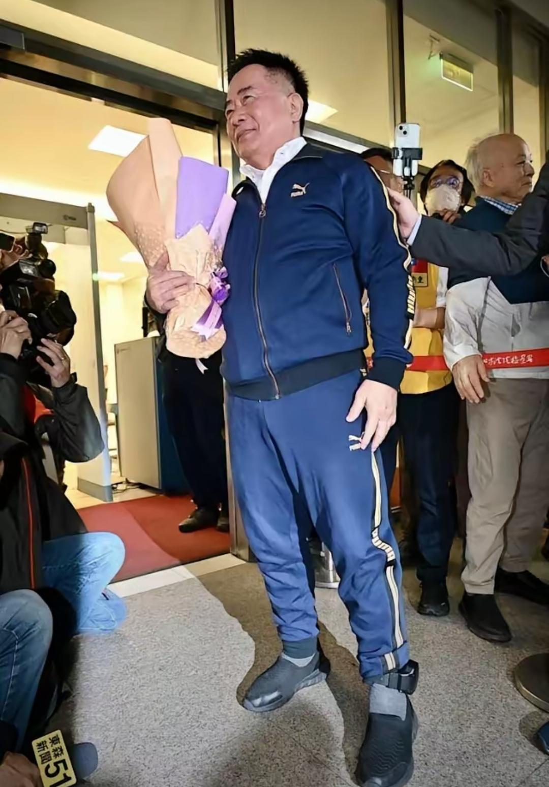 蔡正元入监现场，
国民党无一人相送，
蔡正元是因三中案入狱，
但据他所述，侵占的