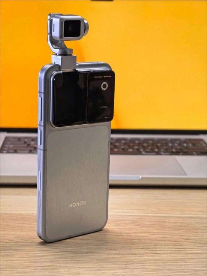 荣耀RobotPhone影像7月28日横店公布，8月12日广州上市。
可动机械云