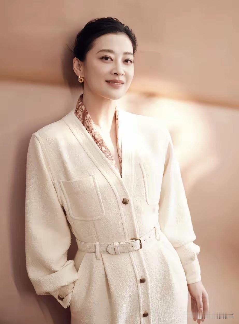 梅婷传来喜讯！
5月15日，多家权威媒体报道了一则关于梅婷的喜讯。那就是51岁的