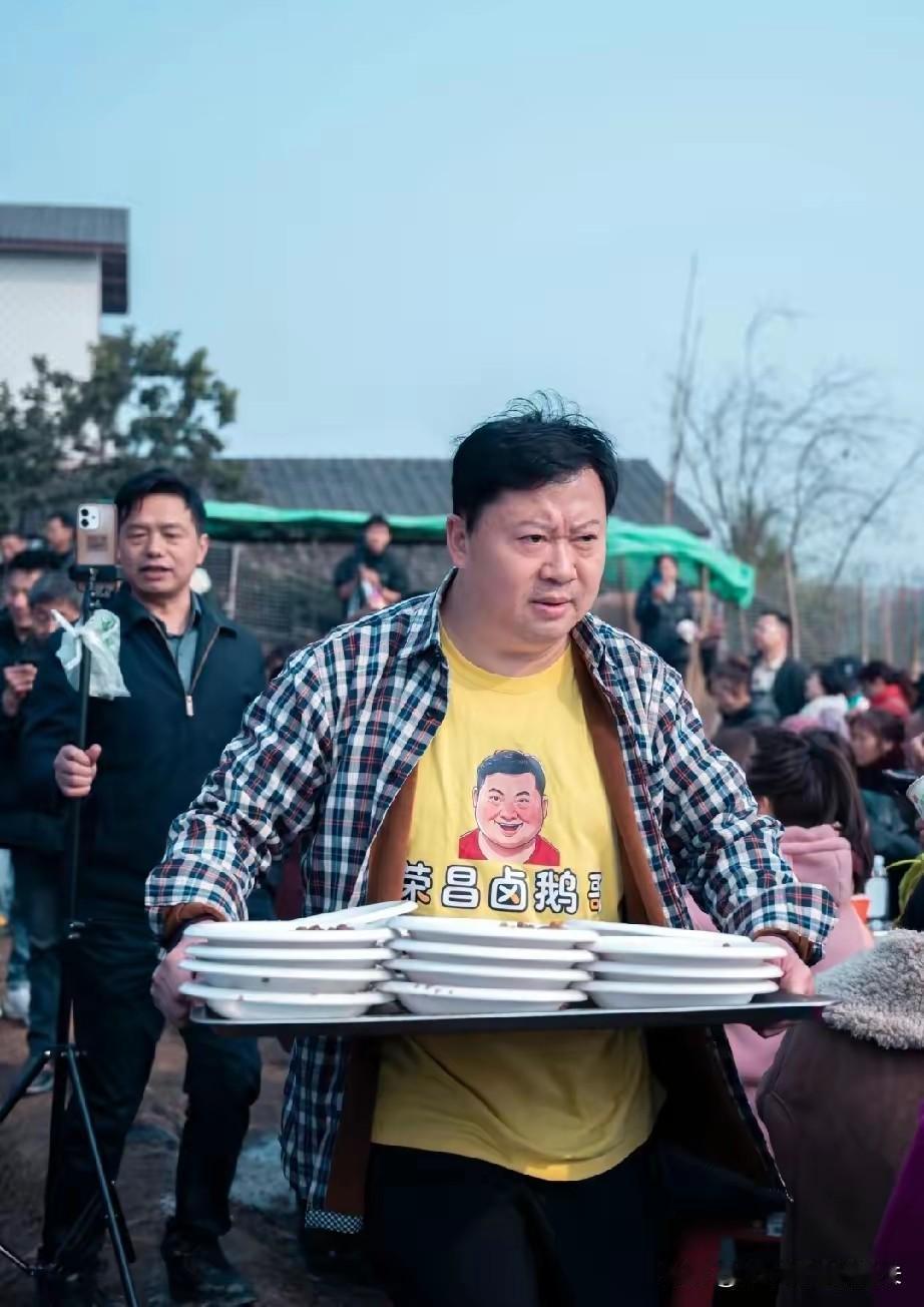 呆呆家的杀猪饭结束了，满地都是垃圾。来凑热闹的早就散了，只剩下几个志愿者和荣昌卤