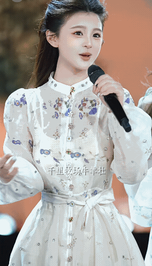 个子矮一点的姑娘的五官比例更精美一些，个子高的也很好看，身材比例穿衣好看，总之各