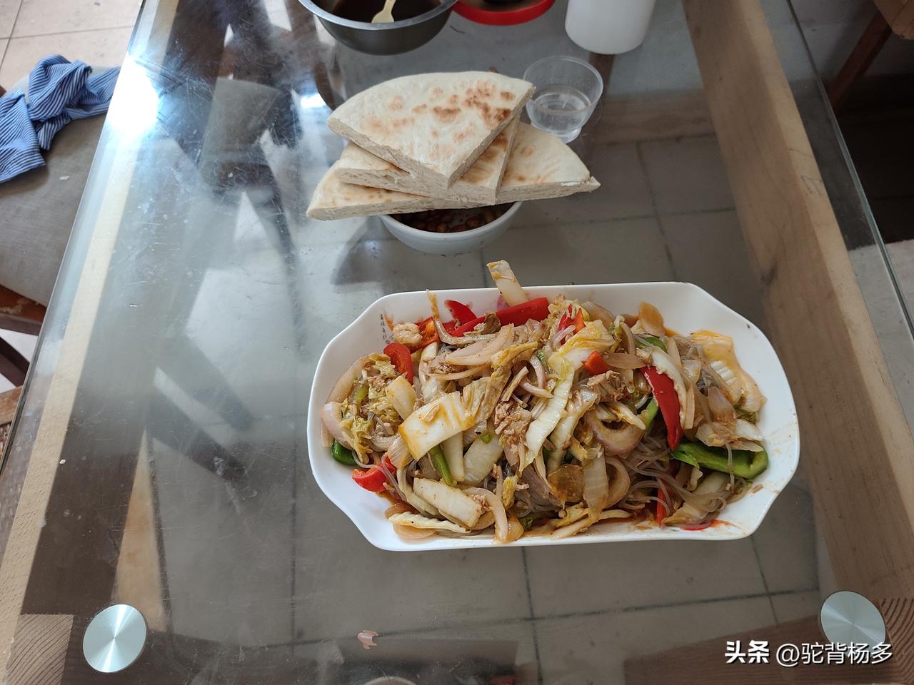 晒图笔记大赛元月15日中午，刚下班的老婆就做饭了，烙了两个锅盔馍，还炒了一盘大杂