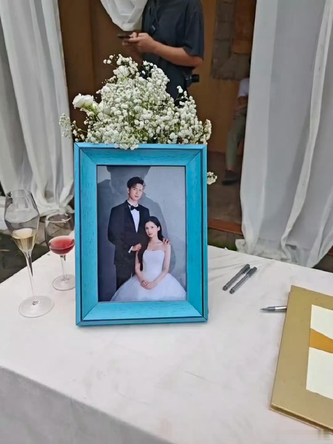 李现、张婧仪《雾里青》婚纱照 