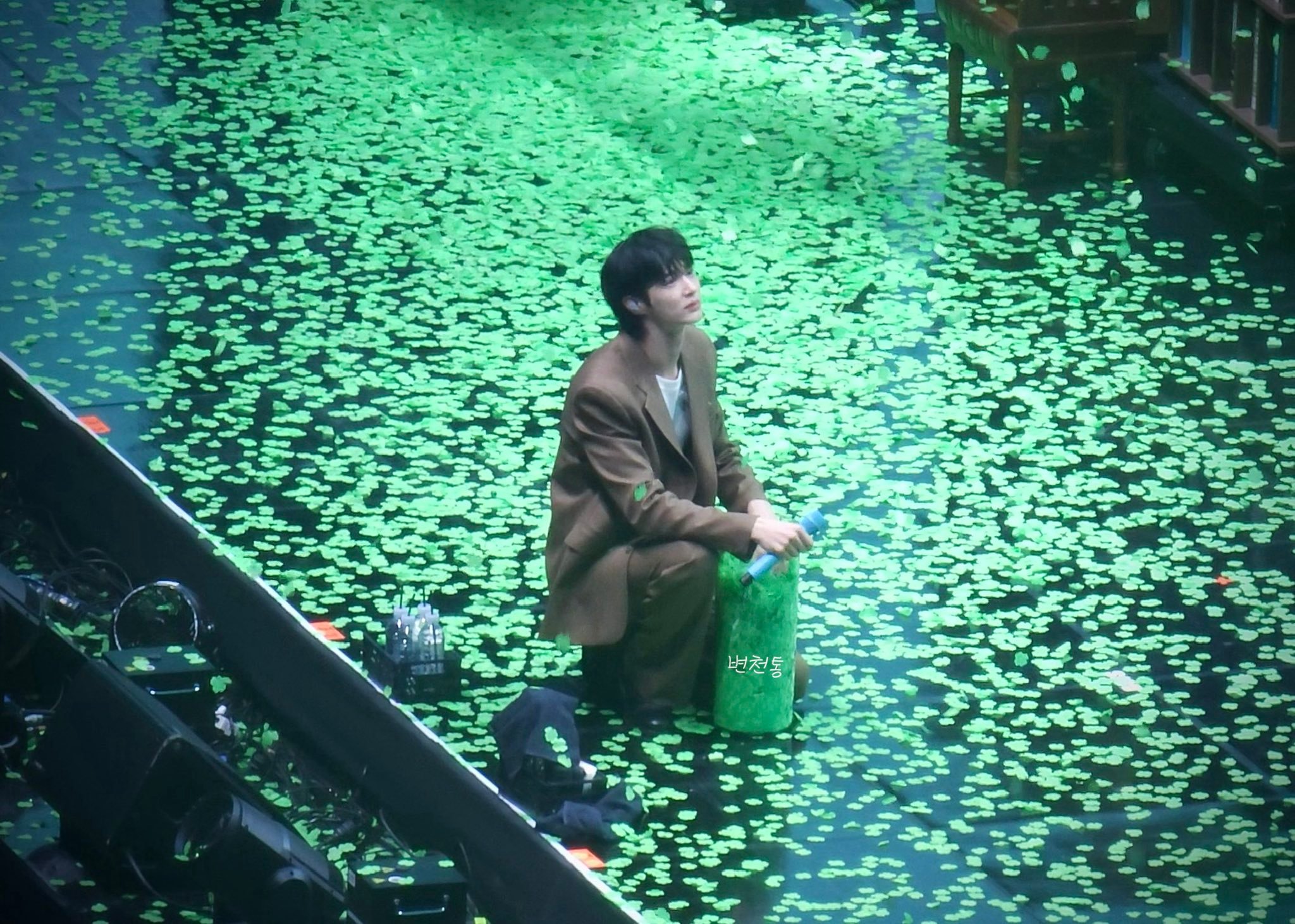 被一大片🍀包围的边哥，希望以后走的路都被好远包围© logo 