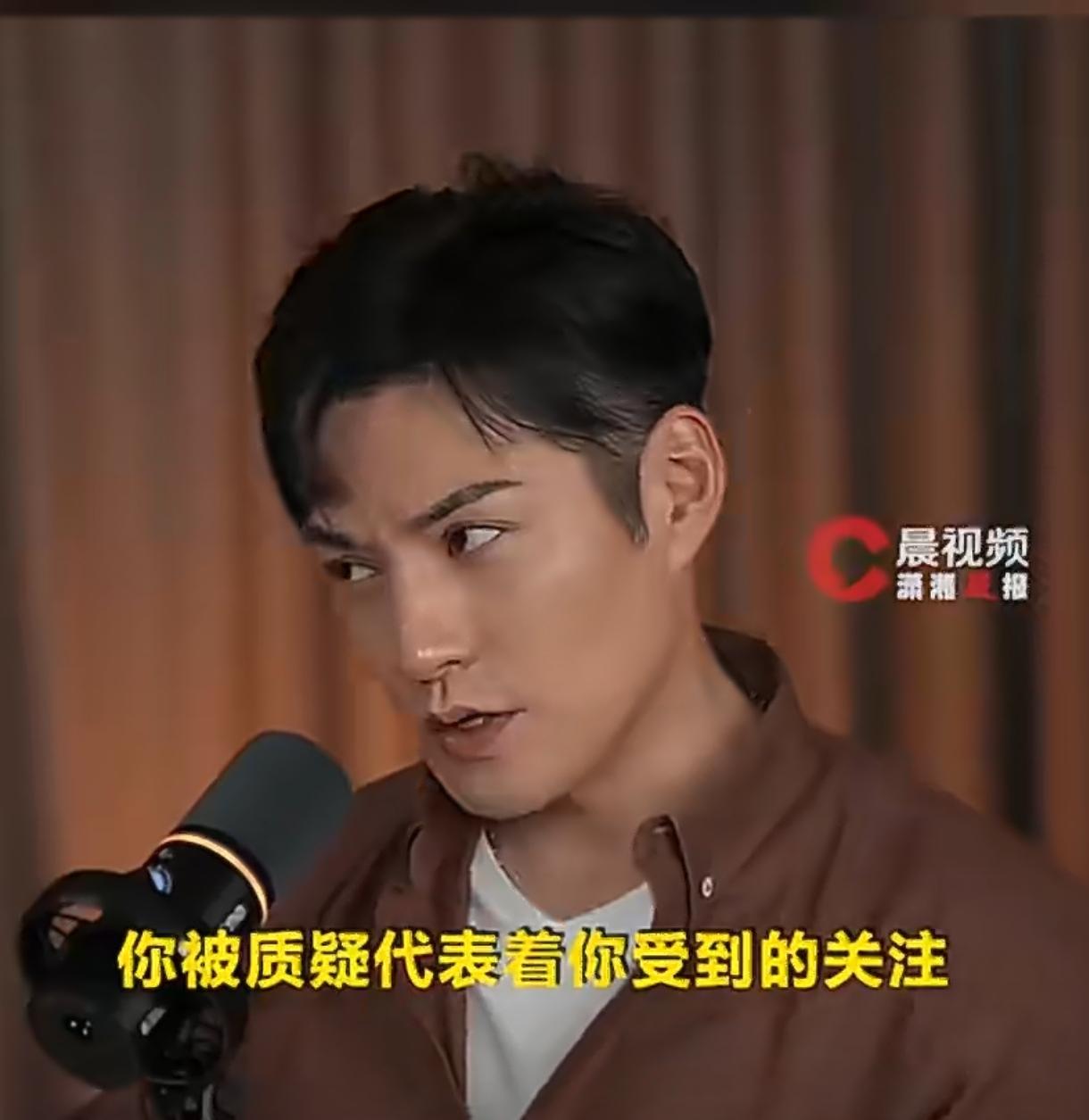 前辈一语点醒！被骂“粉底液将军”，真的不是坏事
 
4月1日，严屹宽在播客中正面