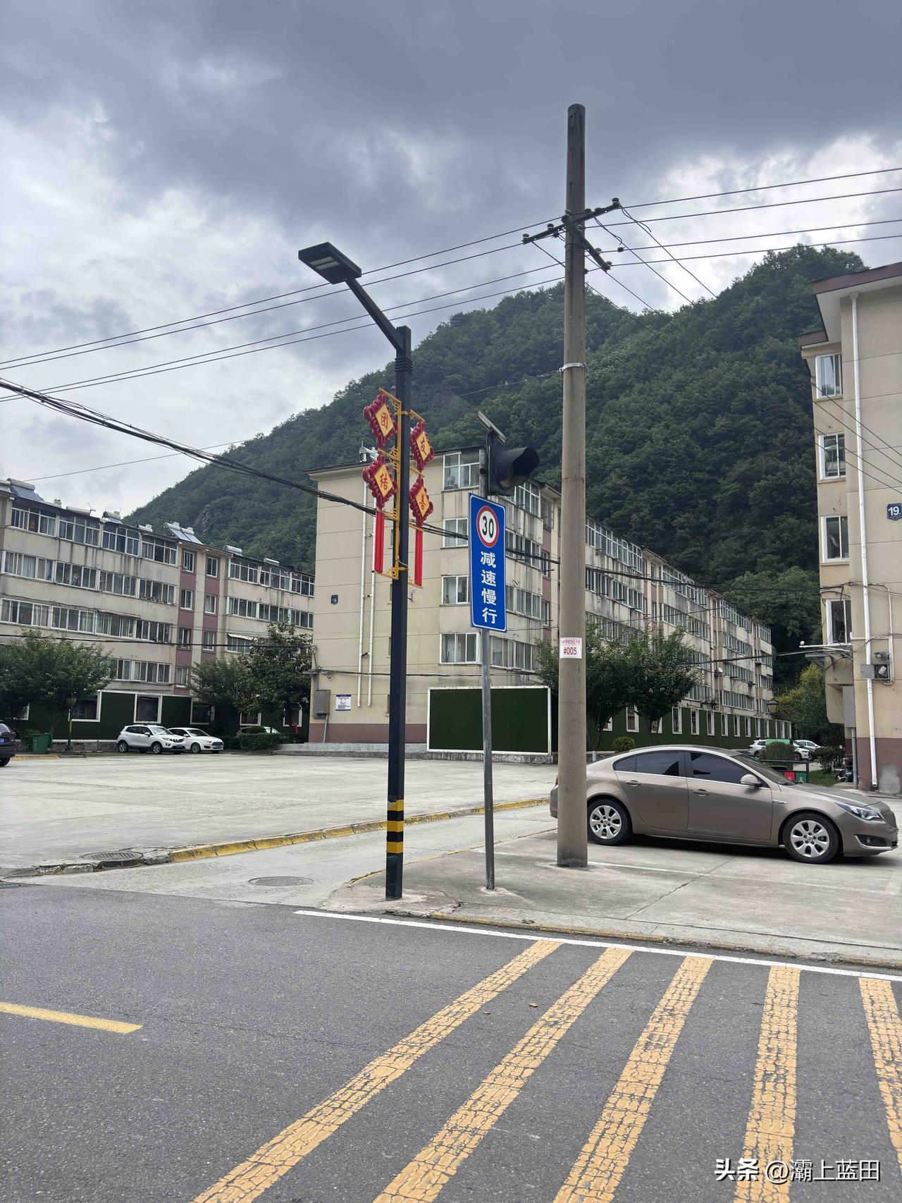 渭南华州区金堆城石可生活区，这里房子看着还不少，但大街上几乎看不到人，更没有什么