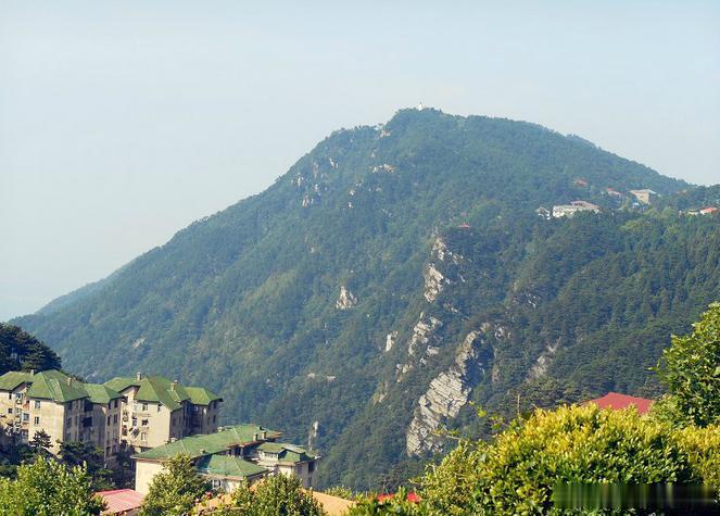 【庐山】庐山位于江西省九江市庐山区，北靠长江，南傍鄱阳湖。南北长约25公里，东西