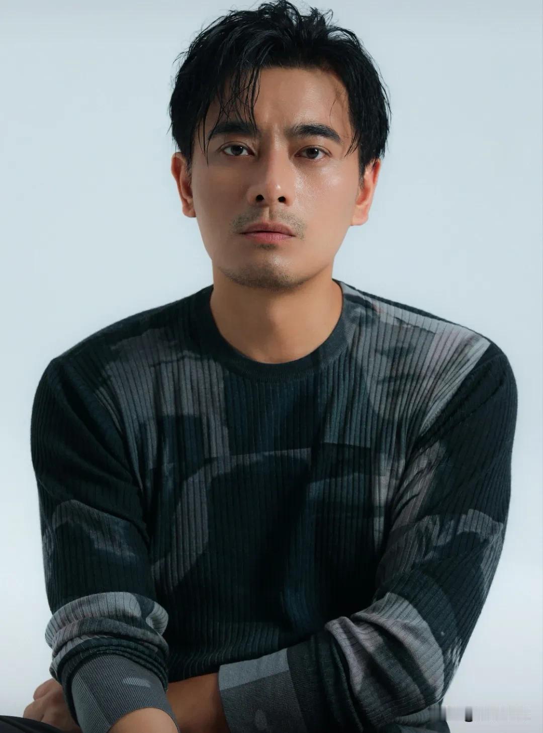 7月1日，演员陈龙意外冲上热搜！
原因竟是他正在直播，在线人数两三万，气氛原本轻